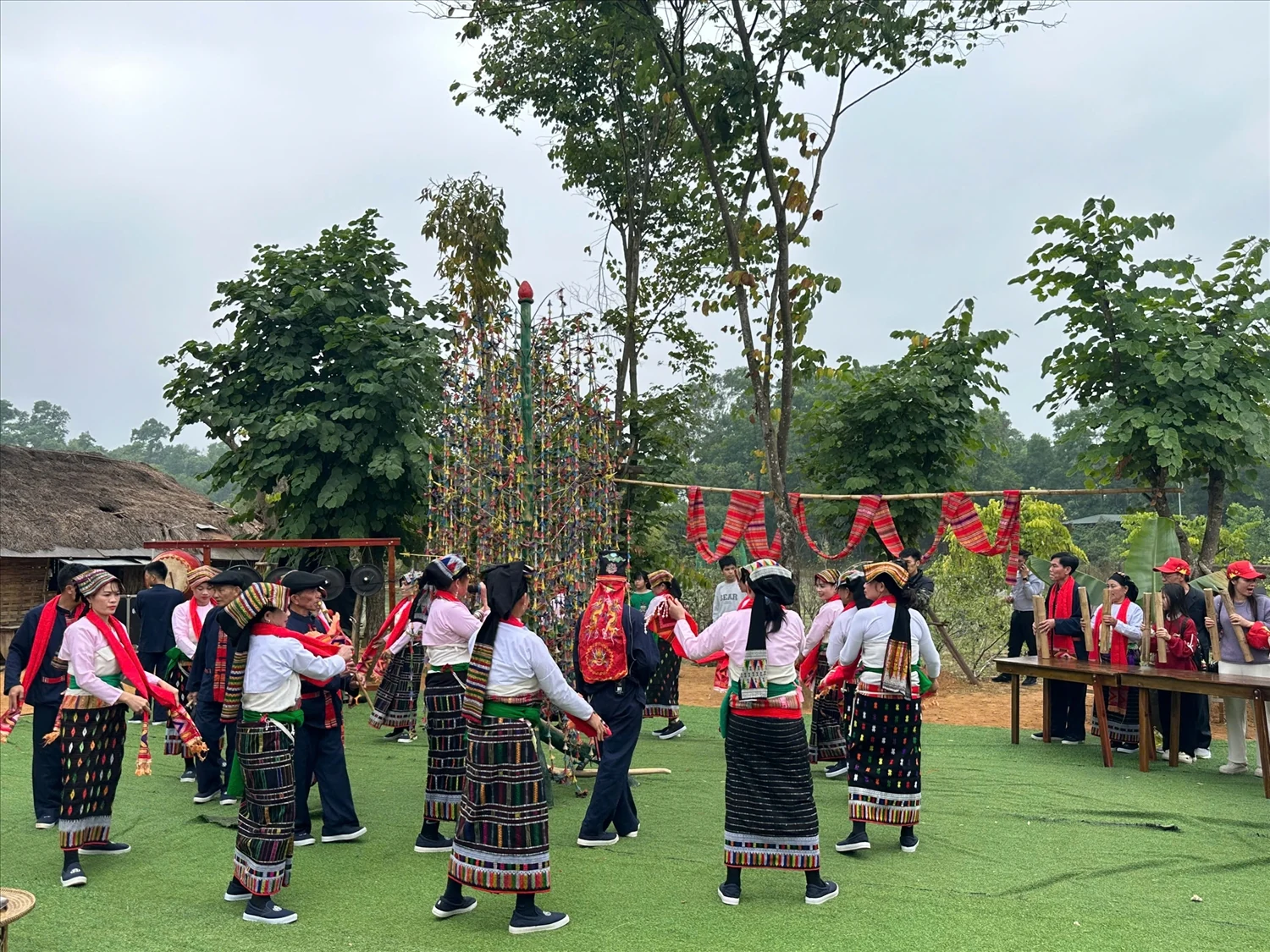 Bà con múa hát sau khi kết thúc nghi lễ Tái hiện trích đoạn nghi thức Kin chiêng Boọc Mạy của dân tộc Thái tỉnh Thanh Hóa