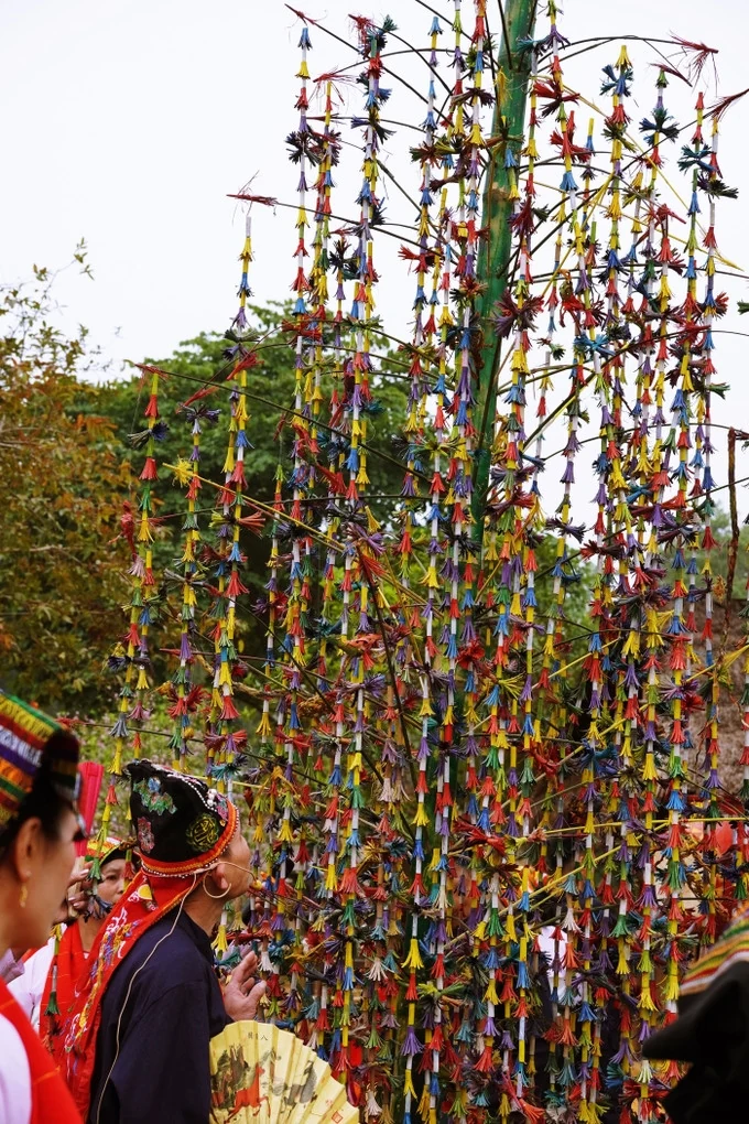 Thầy mo làm lễ xung quanh cây bông xin thần linh ban sự may mắn cho dân làng Tái hiện trích đoạn nghi thức Kin chiêng Boọc Mạy của dân tộc Thái tỉnh Thanh Hóa