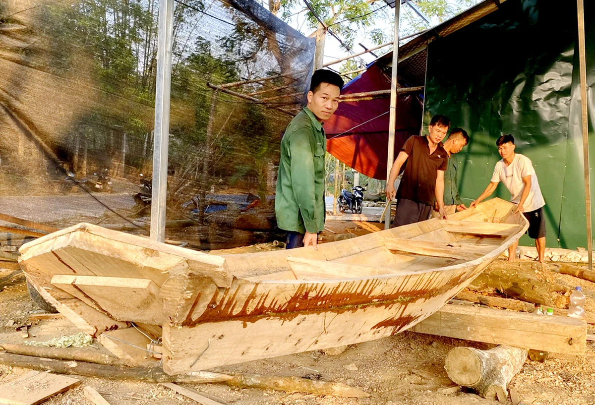 Người Tày giữ kỹ thuật đóng thuyền gỗ truyền thống