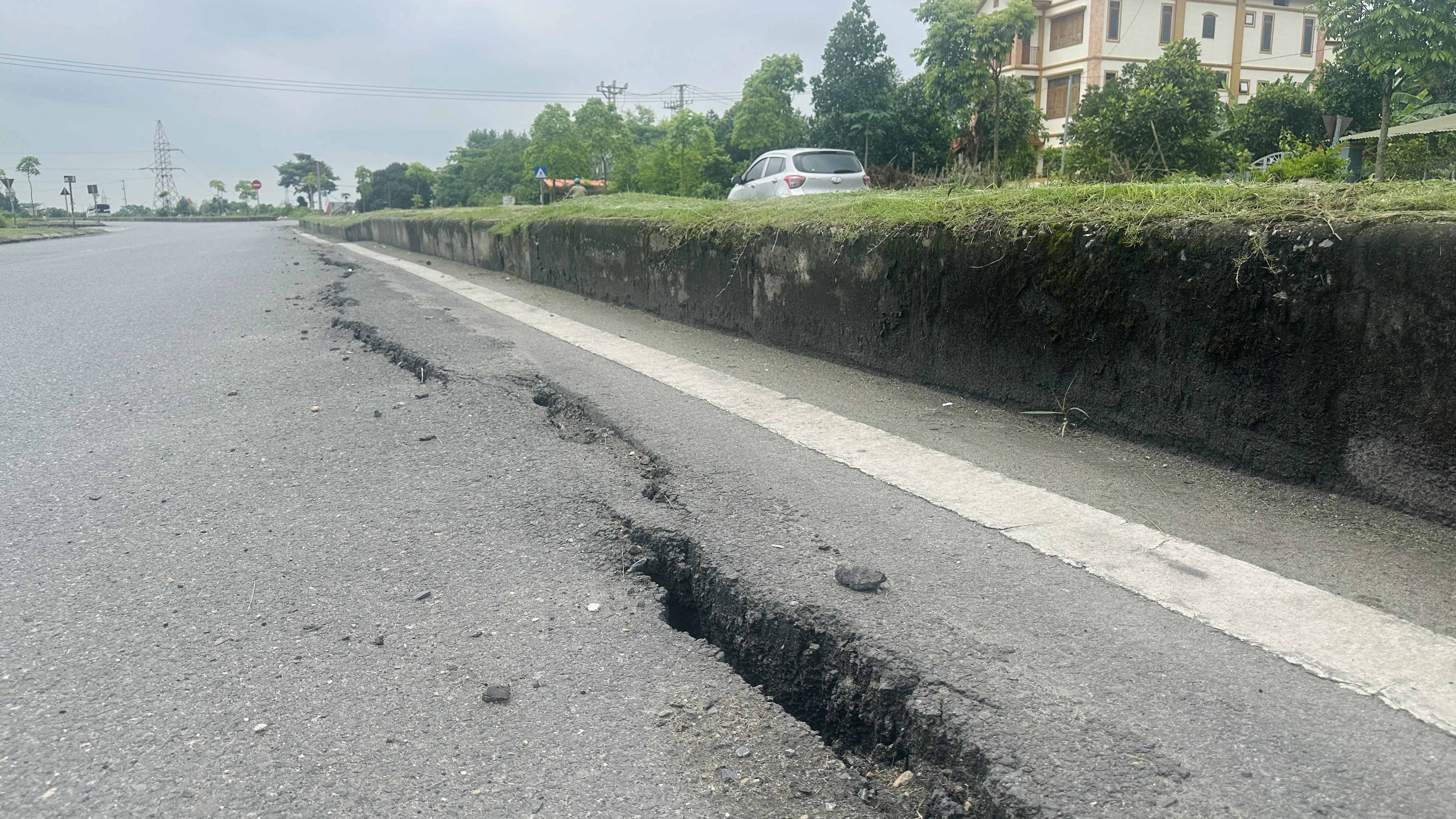 Cảnh báo sụt lún trên tuyến đường Âu Cơ