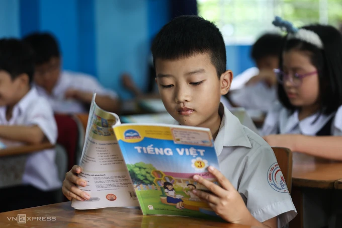 Bộ Chính trị yêu cầu một bộ sách giáo khoa thống nhất toàn quốc