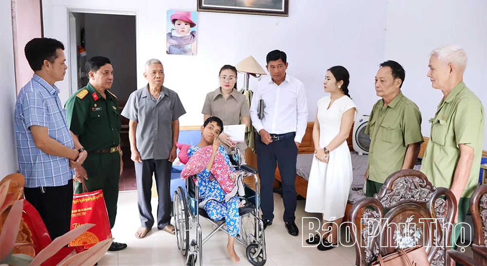 Thăm, tặng quà nạn nhân chất độc da cam có hoàn cảnh đặc biệt khó khăn