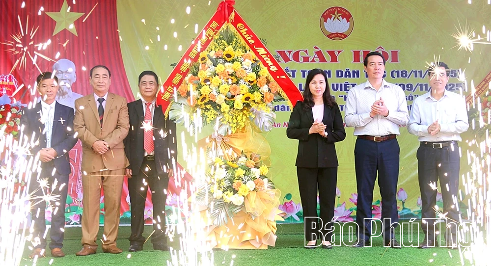 Phó Chủ tịch Ủy ban MTTQ tỉnh Bùi Thị Thu Hằng dự Ngày hội Đại đoàn kết toàn dân tộc tại Khu dân cư Đồng Tiến
