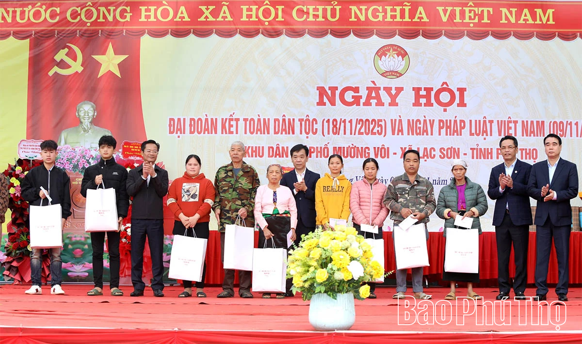 Phó Chủ tịch UBND tỉnh Nguyễn Khắc Hiếu dự Ngày hội Đại đoàn kết toàn dân tộc tại khu dân cư phố Mường Vôi