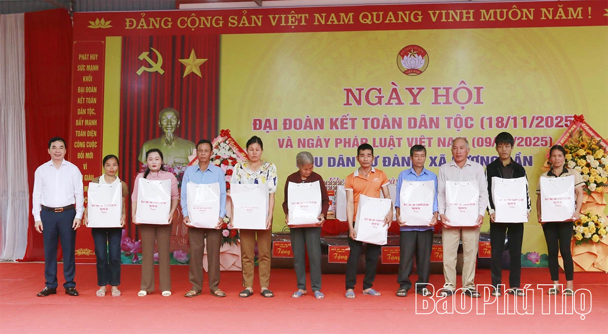 Phó Bí thư Tỉnh uỷ Bùi Huy Vĩnh chung vui Ngày hội đại đoàn kết khu dân cư Đành