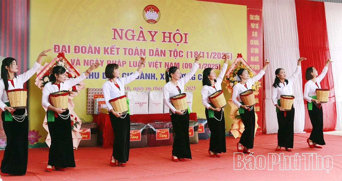 Phó Bí thư Tỉnh uỷ Bùi Huy Vĩnh chung vui Ngày hội đại đoàn kết khu dân cư Đành