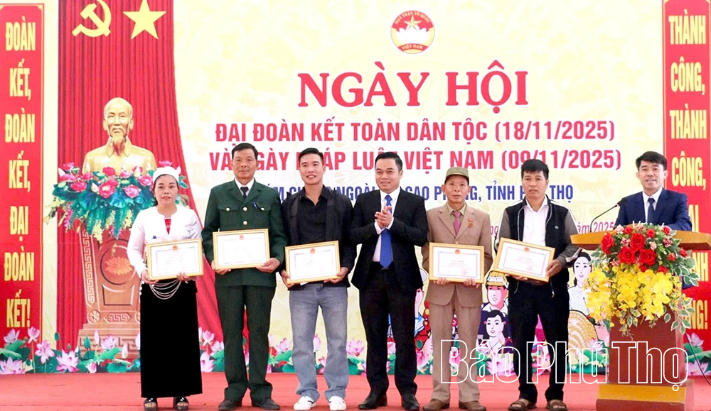 Ngày hội Đại đoàn kết toàn dân tộc xóm Chằng Ngoài, xã Cao Phong