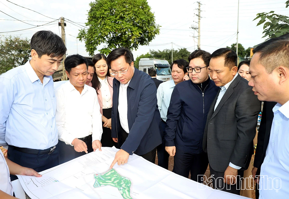 Chủ tịch UBND tỉnh Trần Duy Đông thăm và làm việc với phường Việt Trì