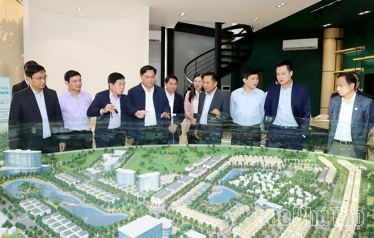 Chủ tịch UBND tỉnh Trần Duy Đông thăm và làm việc với phường Việt Trì