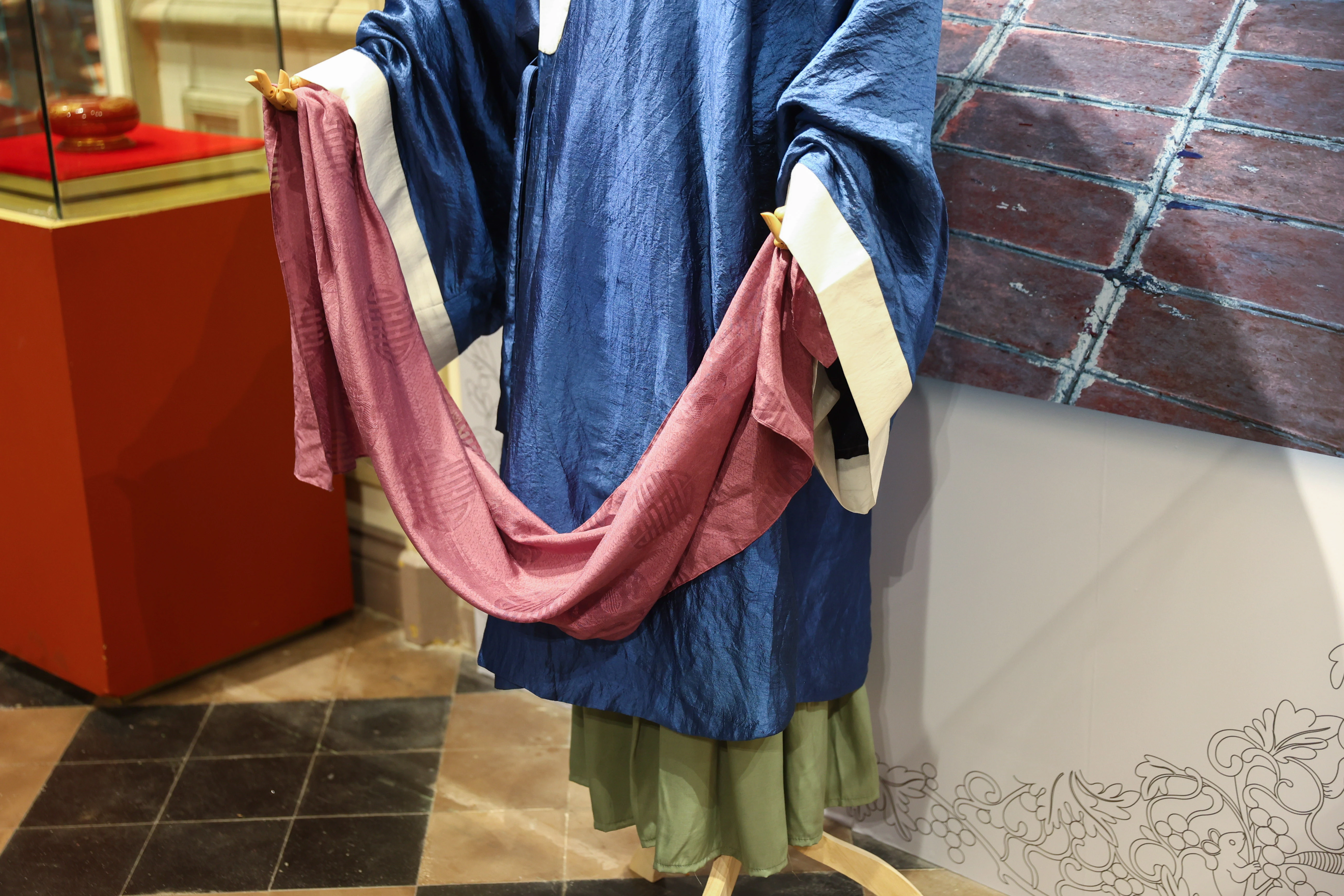 Triển lãm tái hiện y phục Việt qua ba thế kỷ