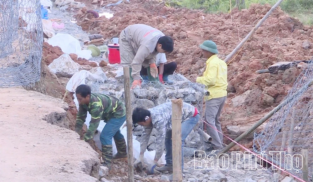 Khẩn trương khắc phục một số đường bị sạt lở do mưa bão trước Tết Dương lịch 2026