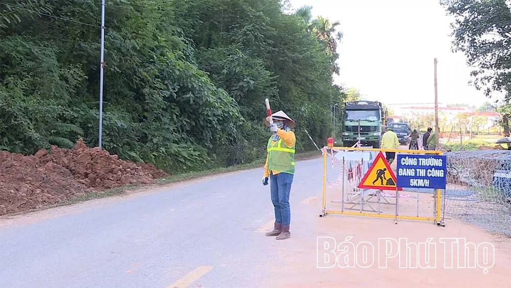 Khẩn trương khắc phục một số đường bị sạt lở do mưa bão trước Tết Dương lịch 2026