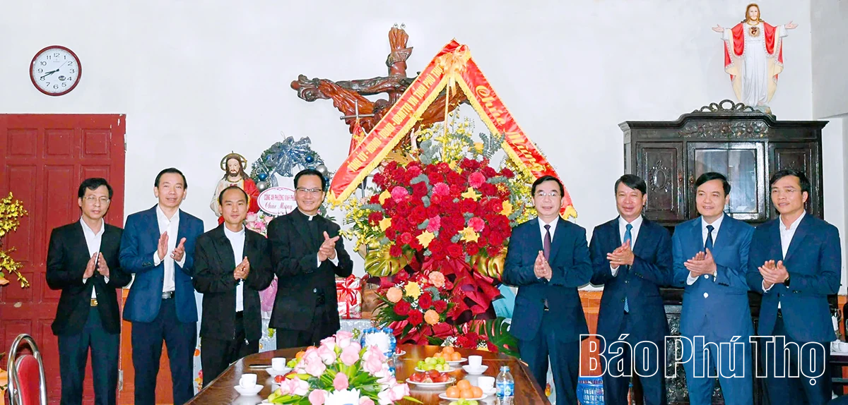 Phó Bí thư Tỉnh ủy Bùi Huy Vĩnh thăm, chúc mừng Giáo xứ Vĩnh Yên