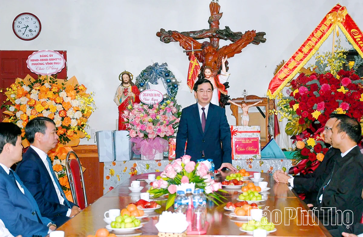 Phó Bí thư Tỉnh ủy Bùi Huy Vĩnh thăm, chúc mừng Giáo xứ Vĩnh Yên