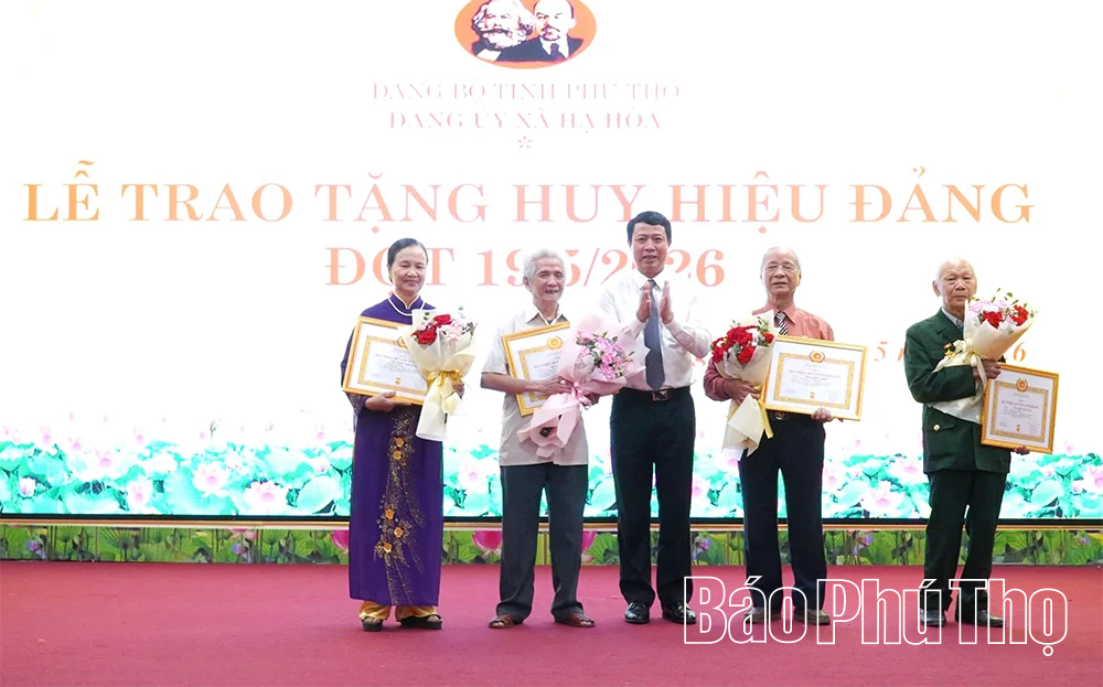 Trao Huy hiệu Đảng đợt 19/5 cho 30 đảng viên Đảng bộ xã Hạ Hòa