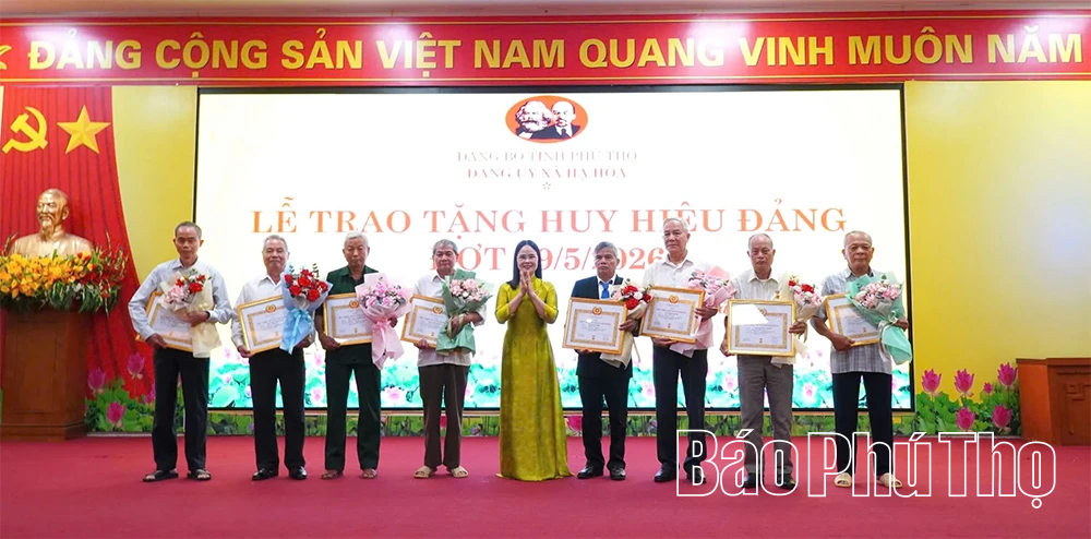 Trao Huy hiệu Đảng đợt 19/5 cho 30 đảng viên Đảng bộ xã Hạ Hòa