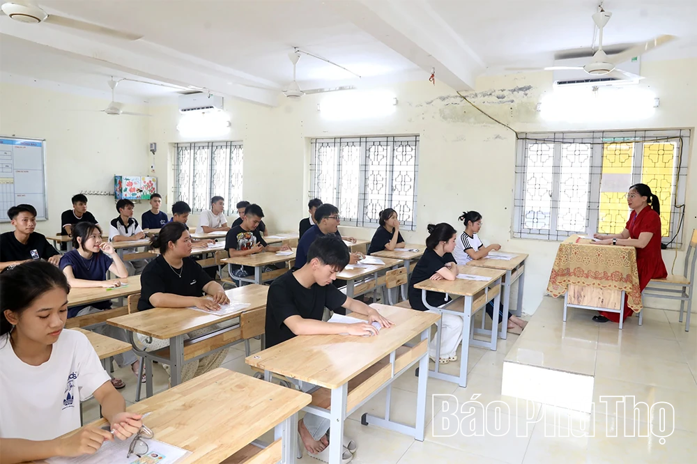 Hoàn tất công tác chuẩn bị tại điểm thi Trường THPT Kỳ Sơn