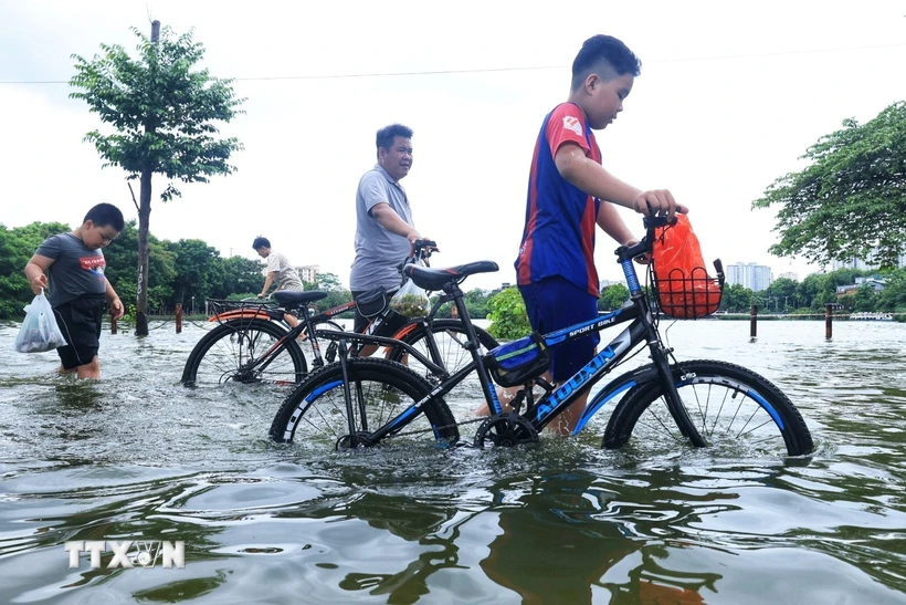 Thời tiết ngày 11/8: Thủ đô Hà Nội mưa to, cảnh báo ngập lụt