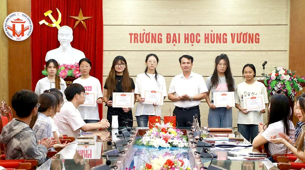 39 students from Hong Ha Academy, China, complete a Vietnamese language course at Hung Vuong University