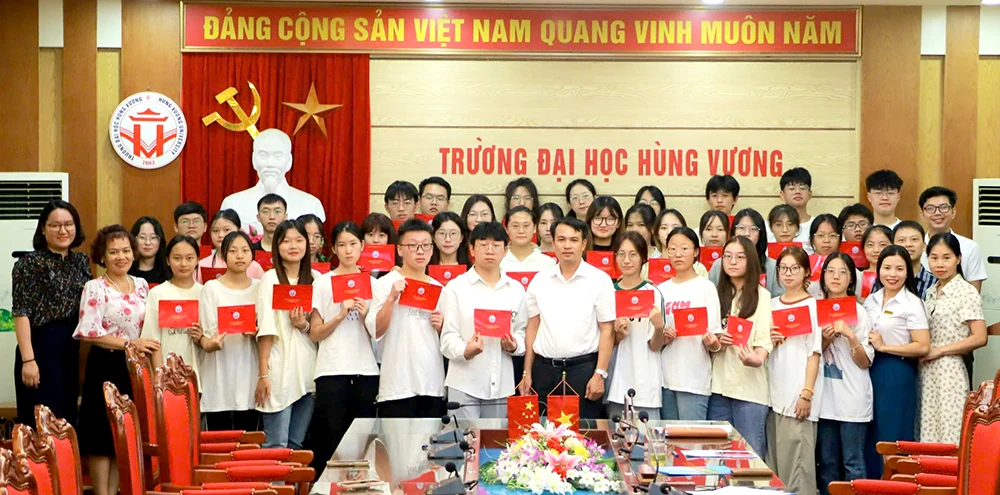 39 students from Hong Ha Academy, China, complete a Vietnamese language course at Hung Vuong University