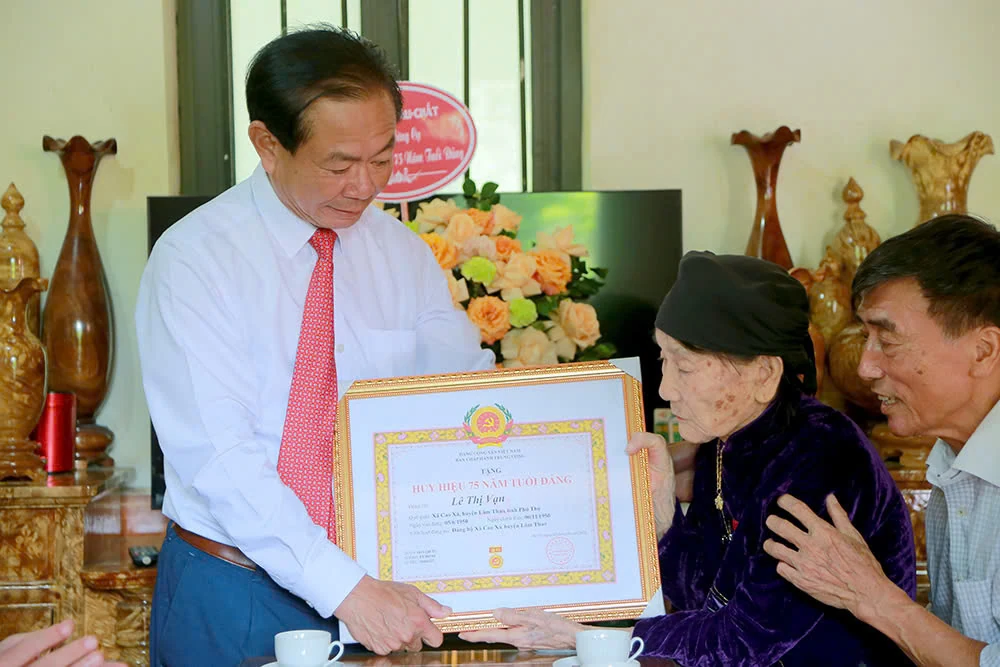 Trao Huy hiệu 70 năm và 75 năm tuổi Đảng tại các huyện: Đoan Hùng, Lâm Thao, Tam Nông
