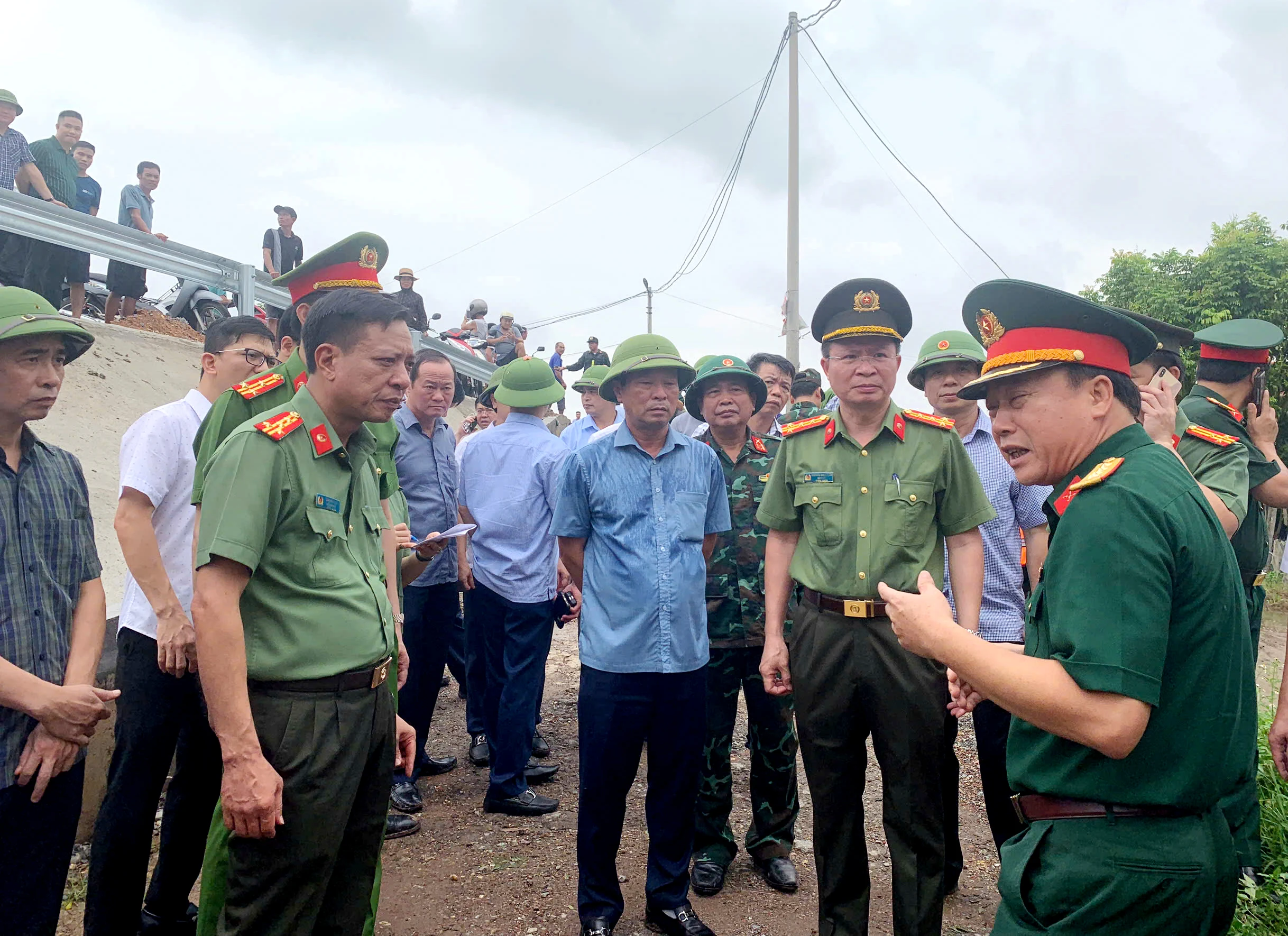 Chủ tịch UBND tỉnh đi kiểm tra, chỉ đạo sự cố sập cầu Phong Châu