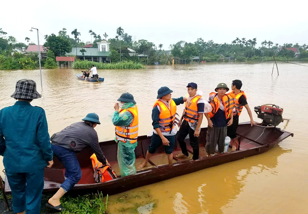 Lực lượng vũ trang khẩn trương sơ tán người dân khỏi vùng ngập lụt