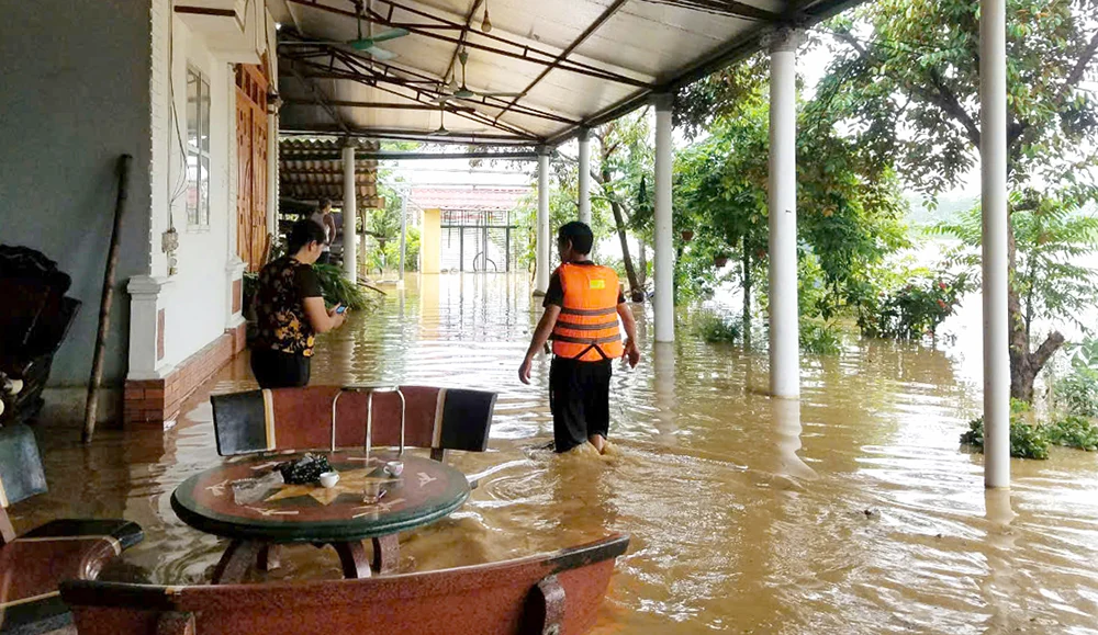 Lực lượng vũ trang khẩn trương sơ tán người dân khỏi vùng ngập lụt