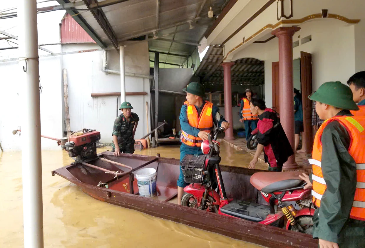 Lực lượng vũ trang khẩn trương sơ tán người dân khỏi vùng ngập lụt
