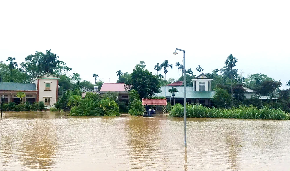 Lực lượng vũ trang khẩn trương sơ tán người dân khỏi vùng ngập lụt
