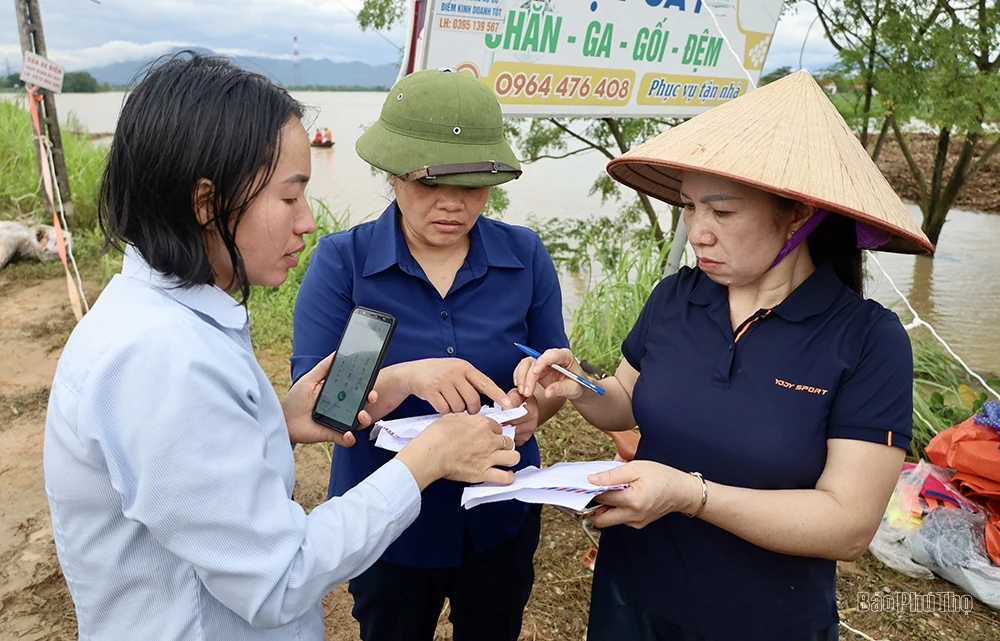 Chung sức, đồng lòng vượt qua lũ dữ
