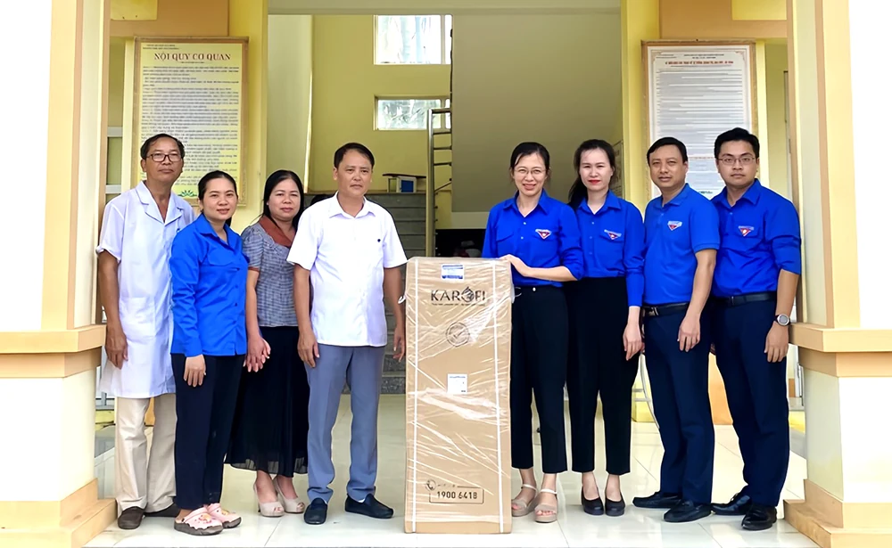 Trao tặng 200 túi thuốc thiết yếu cho người dân xã Đan Thượng