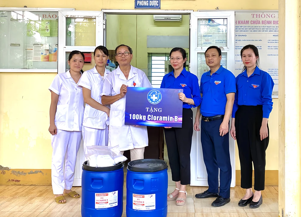 Trao tặng 200 túi thuốc thiết yếu cho người dân xã Đan Thượng