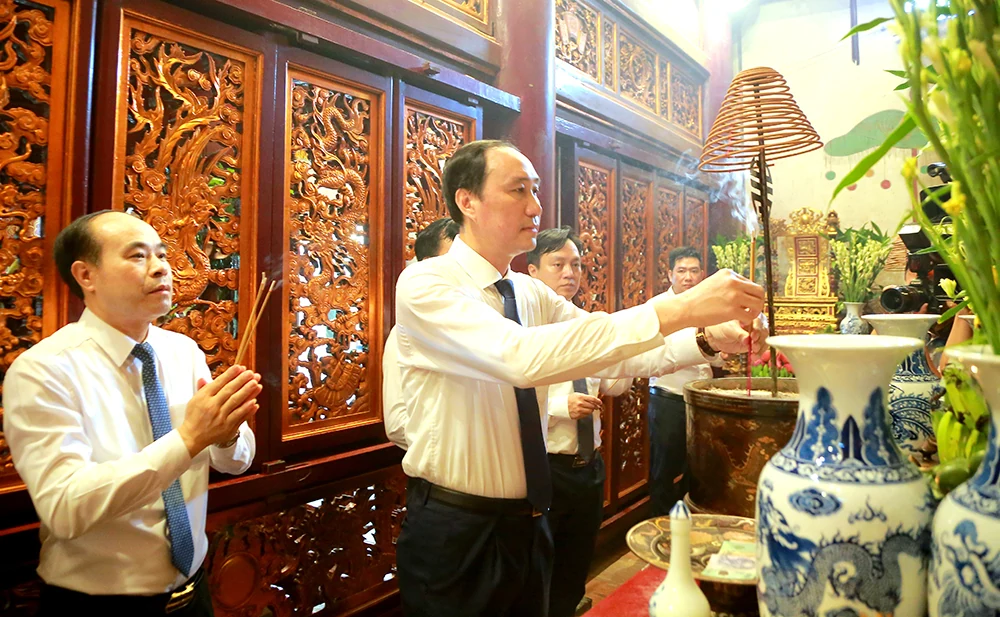 Dâng hoa Kỷ niệm 70 năm Bác Hồ về thăm Đền Hùng