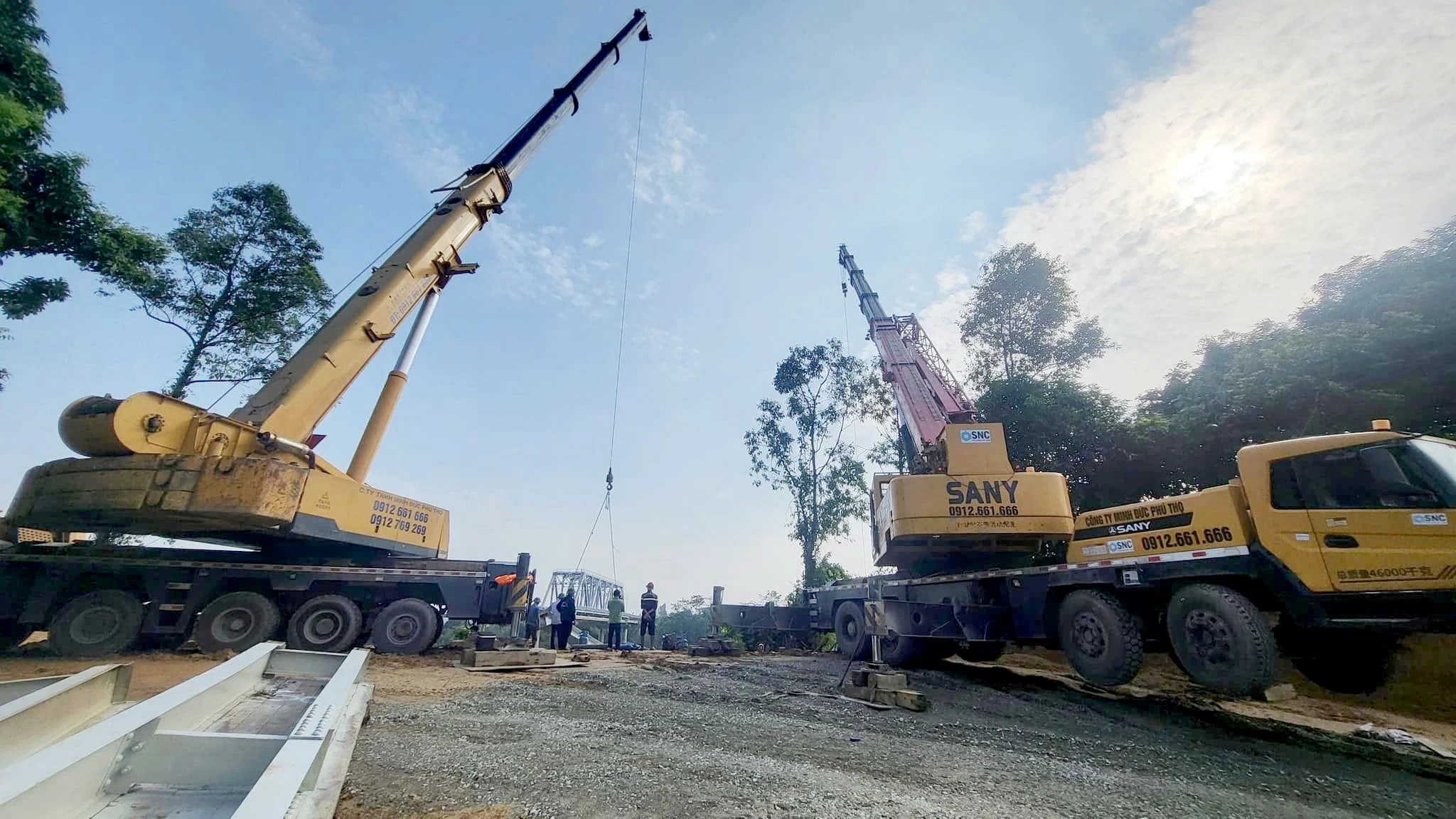 Chủ tịch UBND tỉnh Bùi Văn Quang chỉ đạo trục vớt nhịp cầu Phong Châu và phương tiện gặp nạn