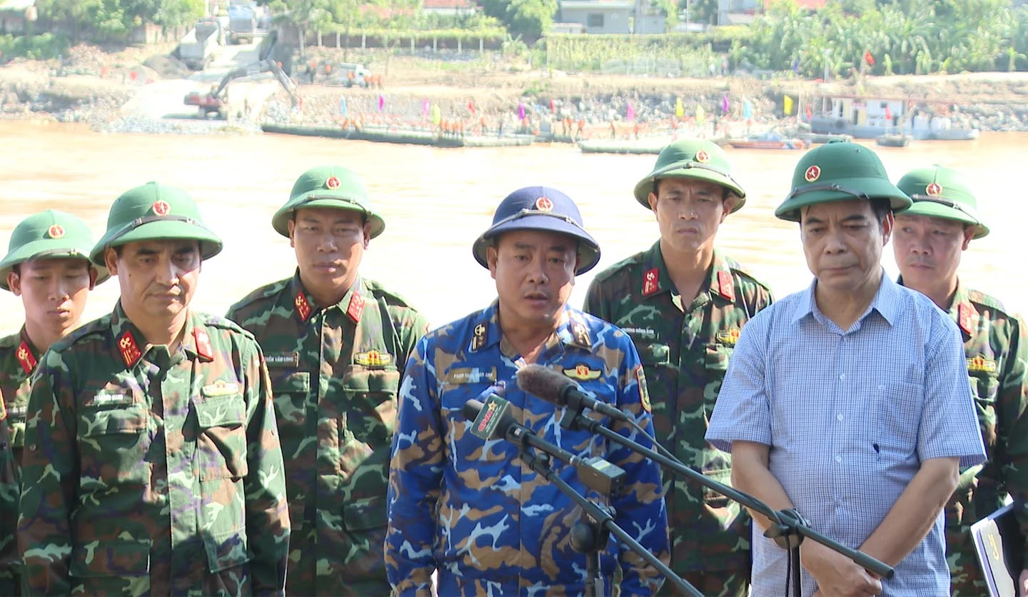 Có thể sử dụng phương án phà chuyên dụng khi chưa thể tái lắp cầu phao Phong Châu
