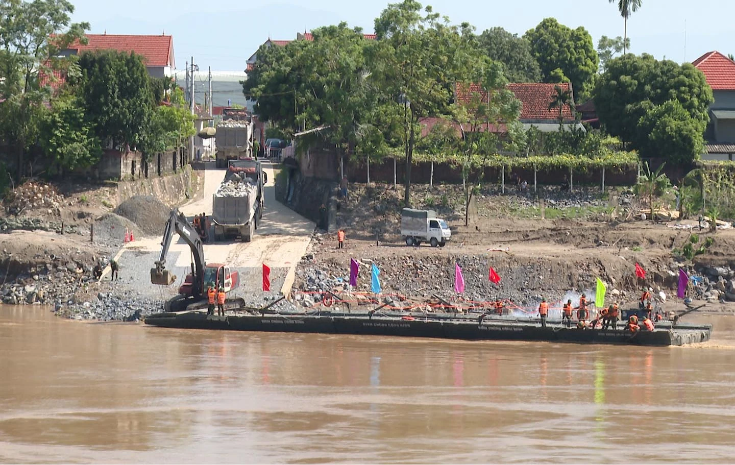 Có thể sử dụng phương án phà chuyên dụng khi chưa thể tái lắp cầu phao Phong Châu