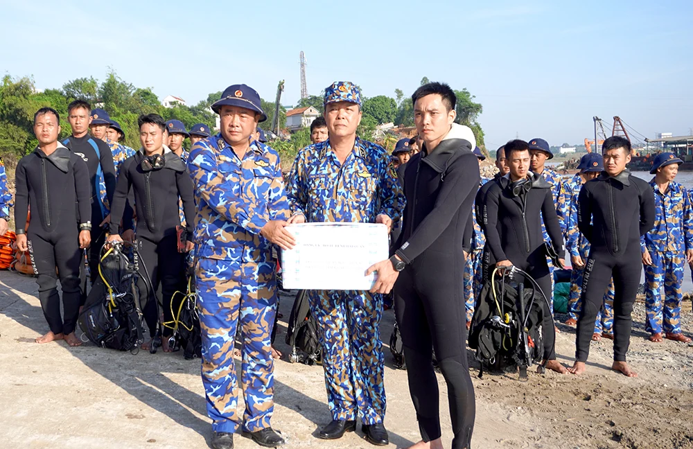 Chuẩn Đô đốc Quân chủng Hải quân kiểm tra công tác tìm kiếm cứu nạn tại huyện Tam Nông