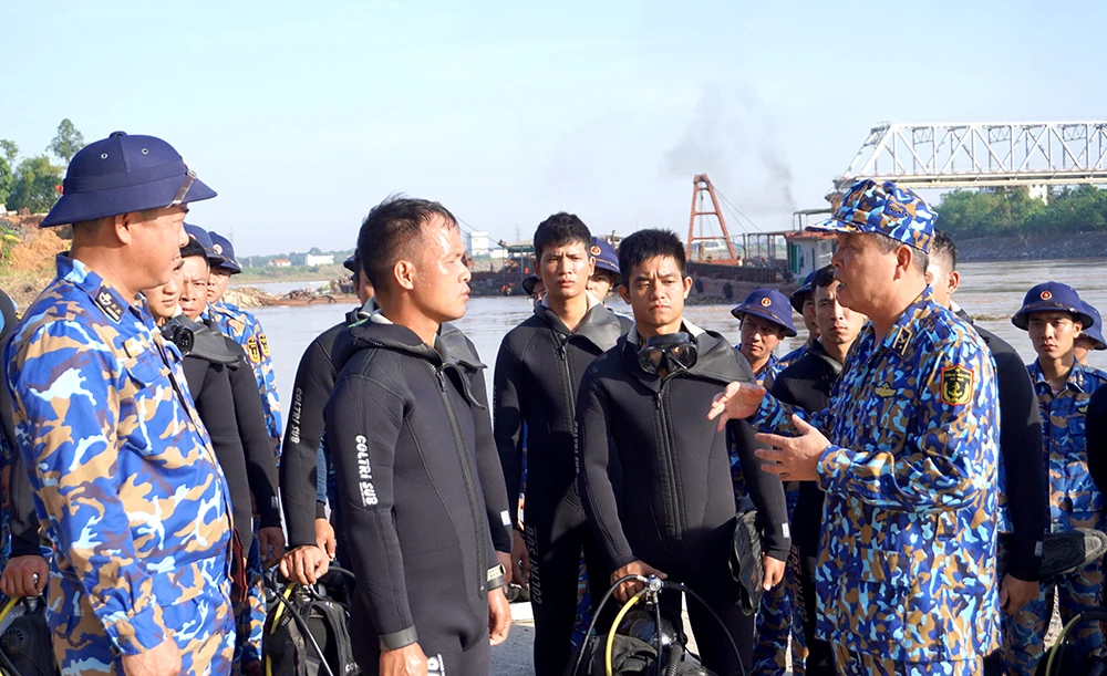 Chuẩn Đô đốc Quân chủng Hải quân kiểm tra công tác tìm kiếm cứu nạn tại huyện Tam Nông