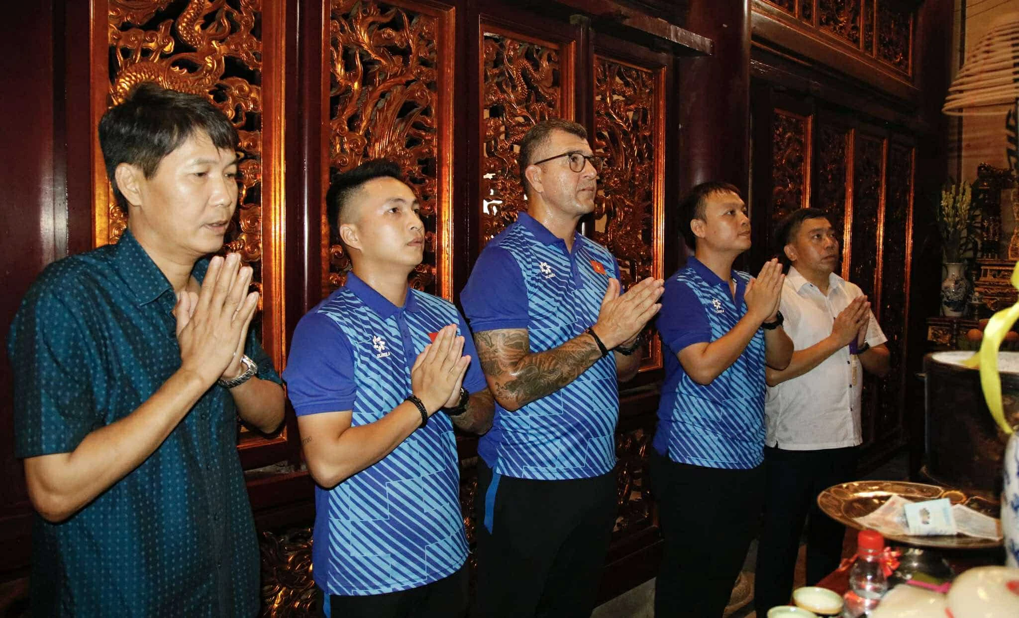 Vietnam U17 Team Offers Incense to Commemorate the Hung Kings