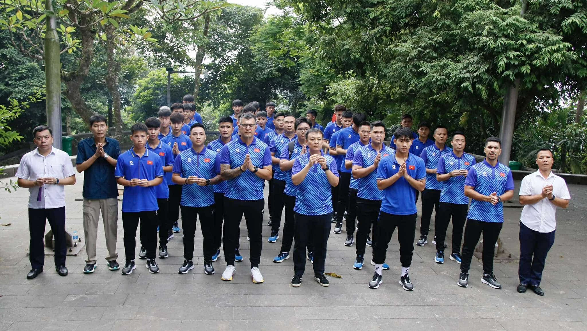 Vietnam U17 Team Offers Incense to Commemorate the Hung Kings