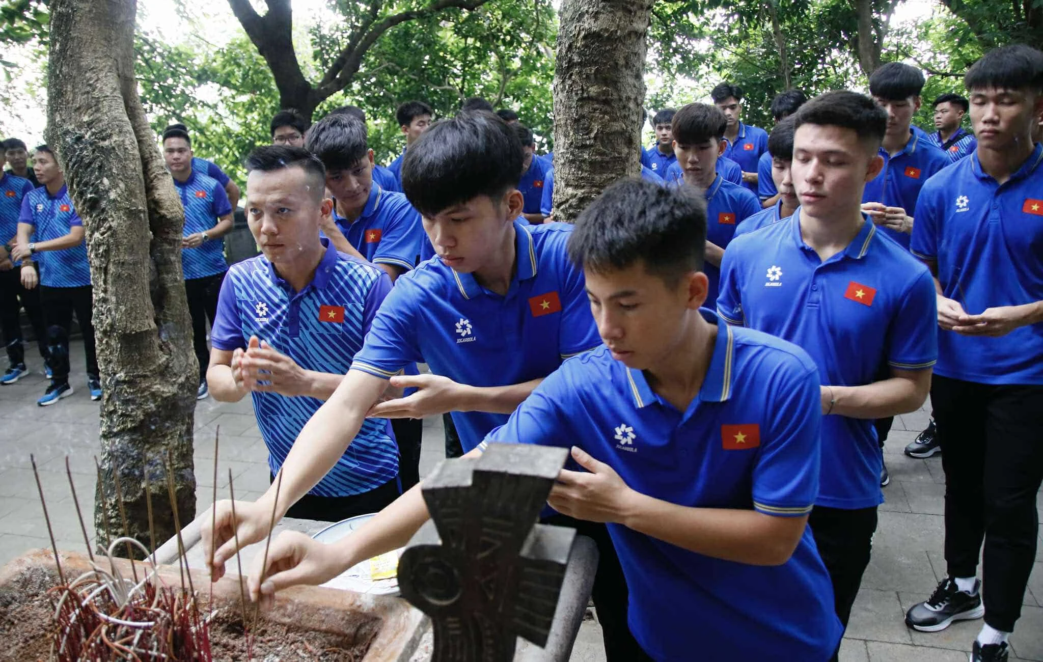 Vietnam U17 Team Offers Incense to Commemorate the Hung Kings
