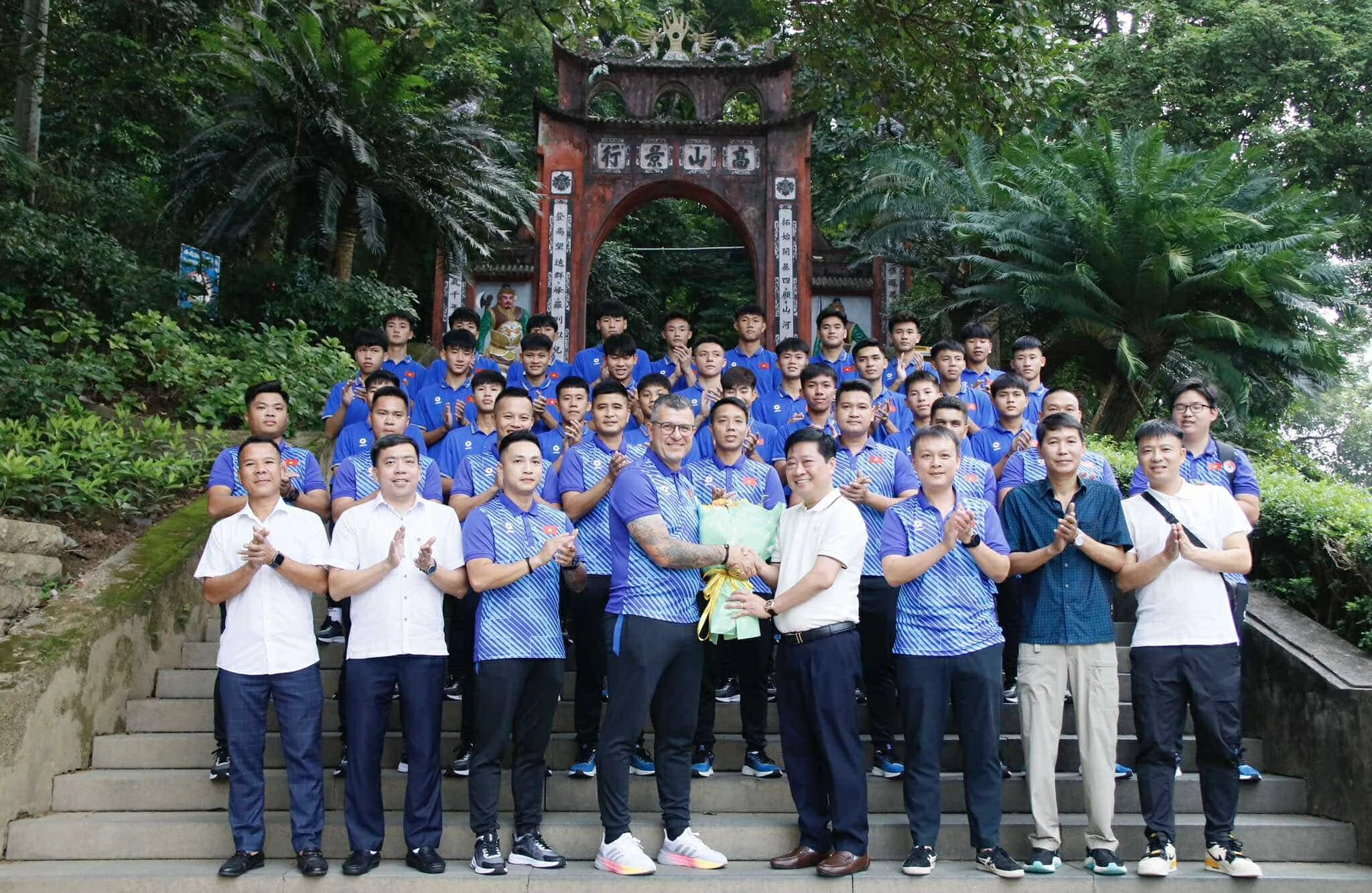 Vietnam U17 Team Offers Incense to Commemorate the Hung Kings