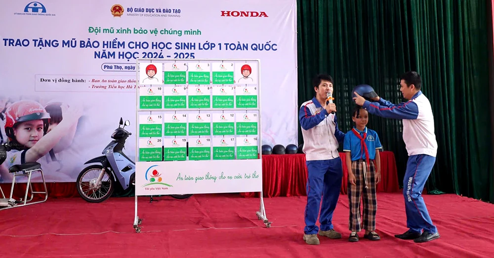 Trao tặng mũ bảo hiểm cho học sinh lớp 1