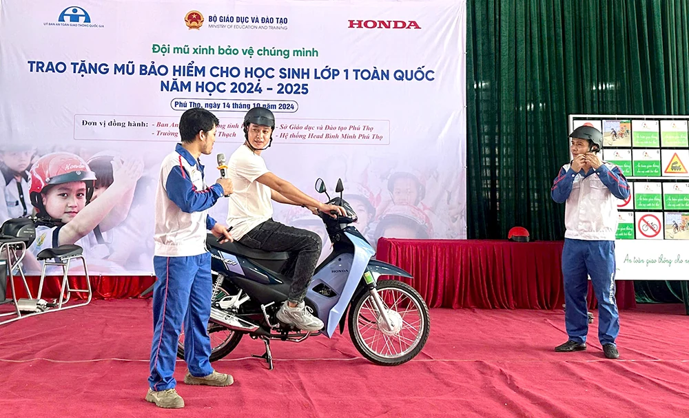 Trao tặng mũ bảo hiểm cho học sinh lớp 1