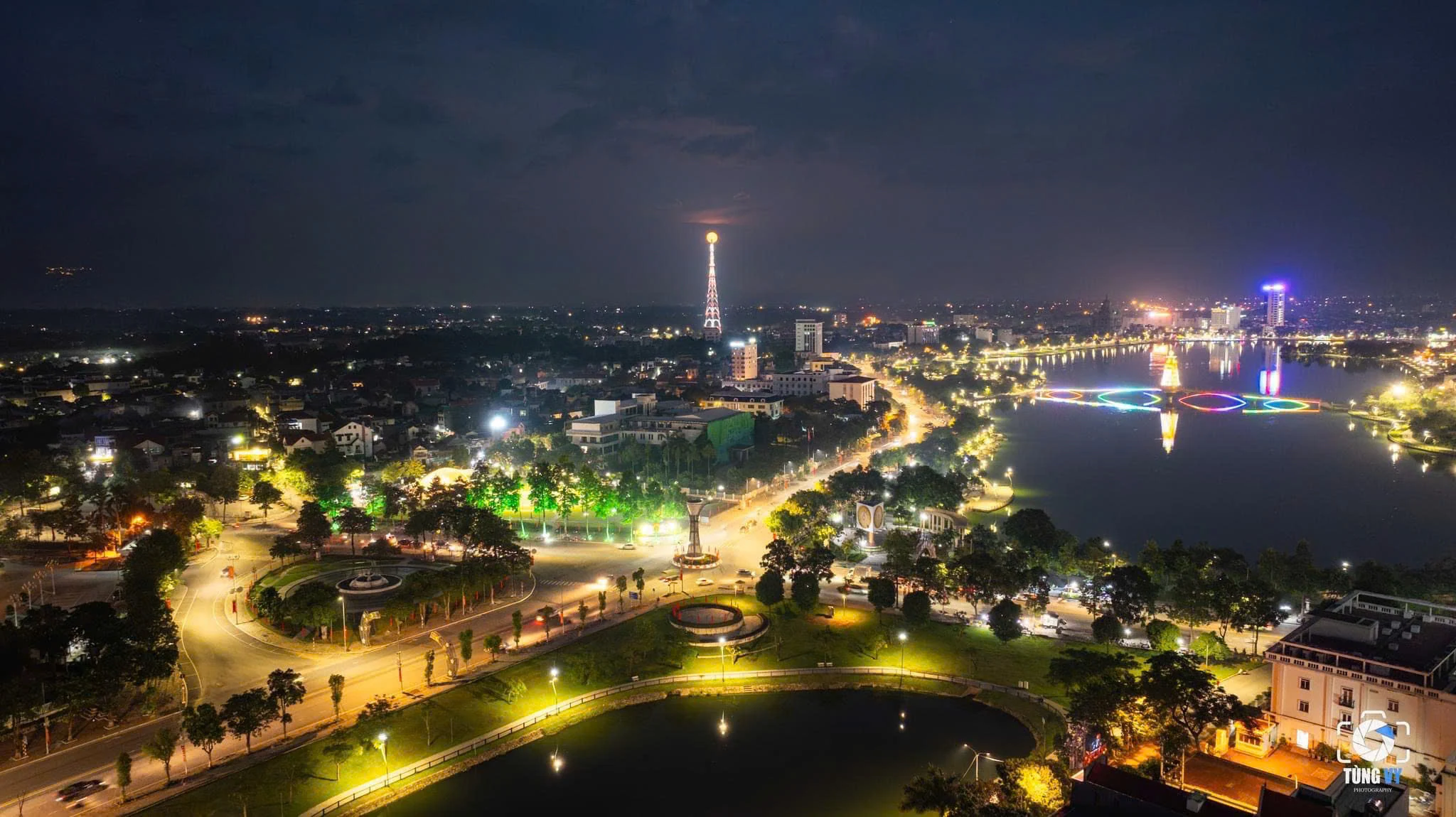 Ngắm siêu trăng xuất hiện tối nay từ công viên Văn Lang