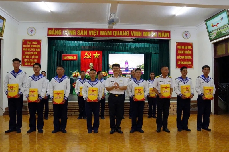 Ấm áp tình đồng đội trên đảo Trường Sa