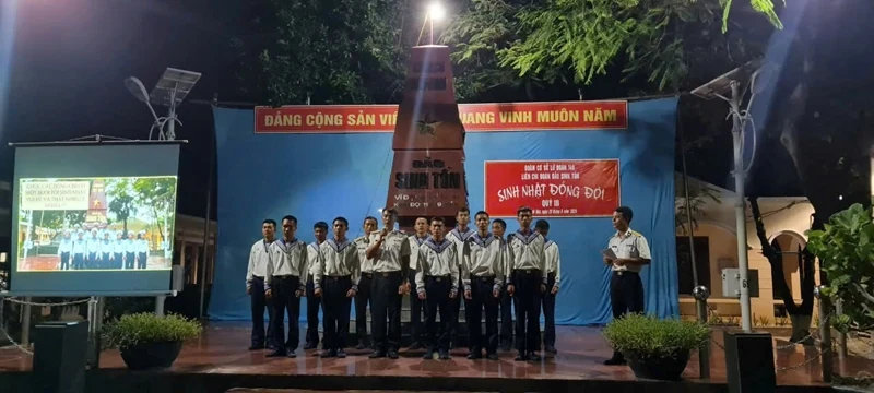 Ấm áp tình đồng đội trên đảo Trường Sa