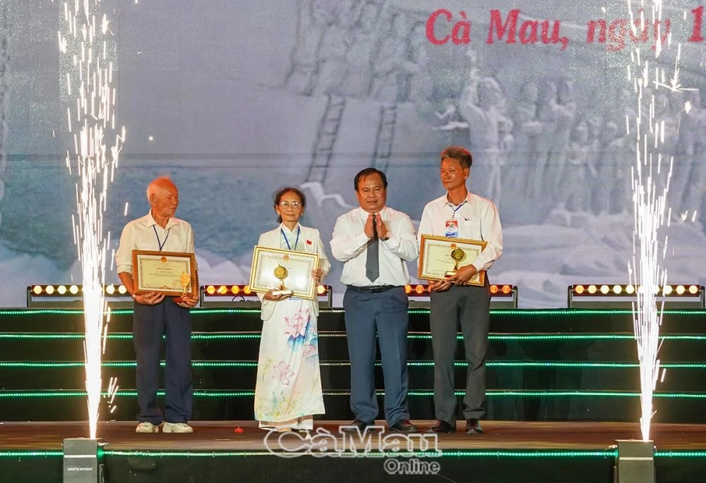 Cà Mau khánh thành công trình Tượng đài kỷ niệm và đón nhận Bằng xếp hạng di tích Quốc gia địa điểm tập kết ra Bắc