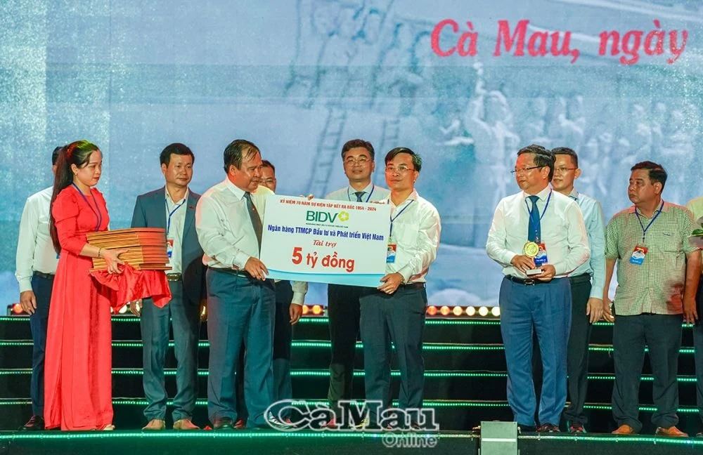 Cà Mau khánh thành công trình Tượng đài kỷ niệm và đón nhận Bằng xếp hạng di tích Quốc gia địa điểm tập kết ra Bắc